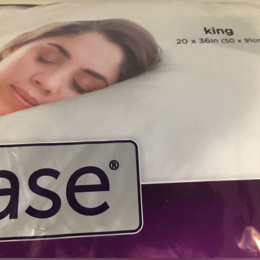 NWT Allerease Ultimate Allergy Protection and Comfort Down-Alternative Pillow. - Picture 2 of 7